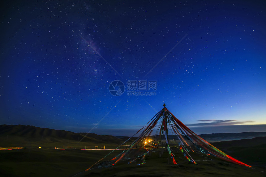 夜空下的经幡图片