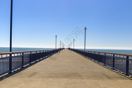 海边大桥长长的路灯高清图片
