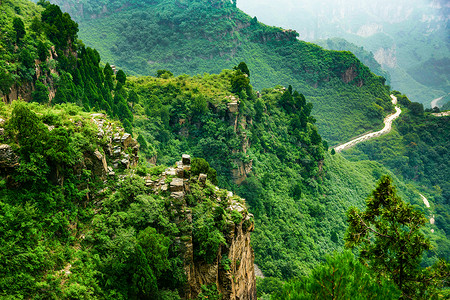 山坡上俯瞰的一条路背景图片