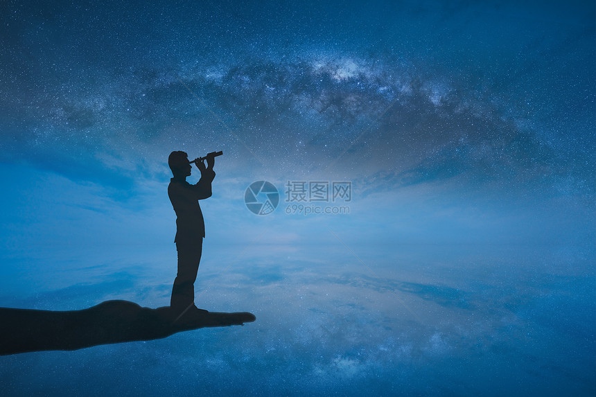 商务人士望向星空图片