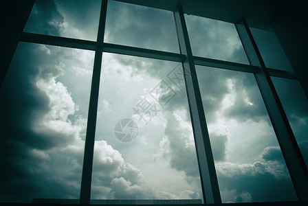 qq窗口素材窗户外阴云密布的天空背景