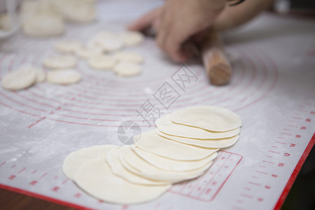 全家开车手擀饺子皮背景