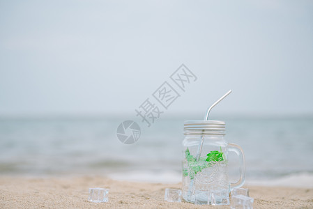清爽夏日沙滩冰饮料高清图片
