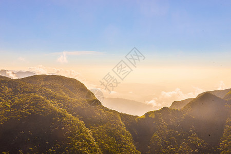 山峰远方日出背景图片