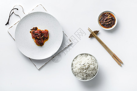 花碟红烧排骨和米饭背景