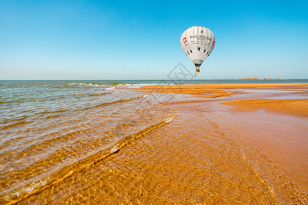 海报漂浮海浪沙滩热气球背景