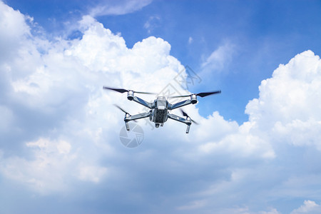 无人机拍照飞在空中的大疆航拍飞行器御背景