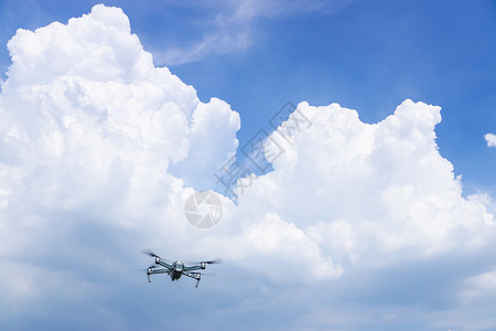 蓝色飞行器飞在空中的大疆航拍飞行器御背景