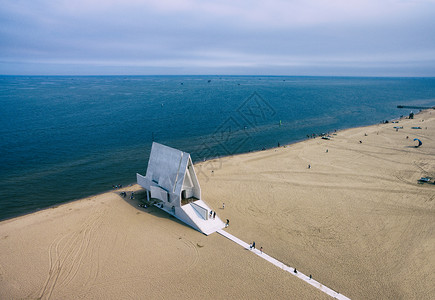 航拍海边教堂图片