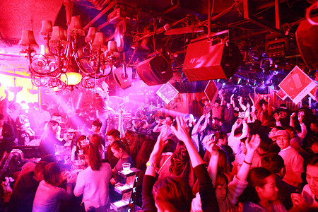 很嗨的酒吧夜场聚会与DJ灯光高清图片素材
