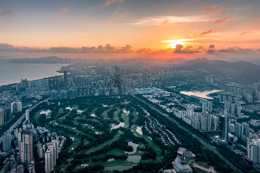 夕阳下的城市风光图片