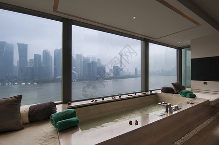 视野极佳的浴室高清图片
