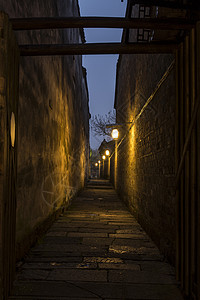 乌镇夜色幽静狭窄的古镇小路背景