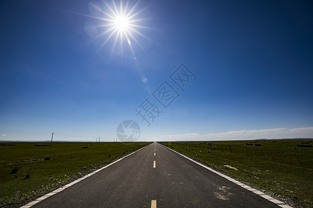 广阔草原上的一条公路背景图片