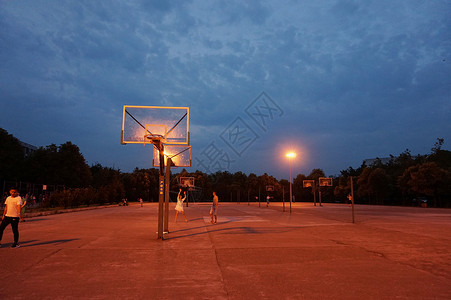 篮球场夜景傍晚时分篮球场背景