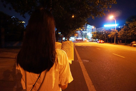 街上路灯美女与书傍晚夜读背景