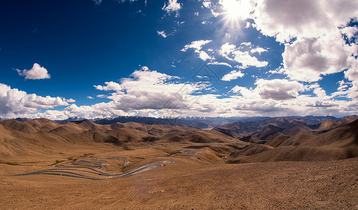 延绵山丘加乌拉山口背景