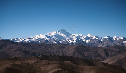 唐古拉山口远眺珠穆朗玛峰背景