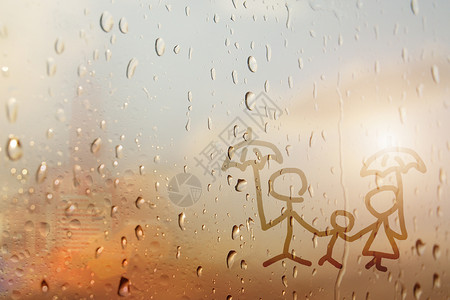 玻璃窗上雨滴的家庭高清图片