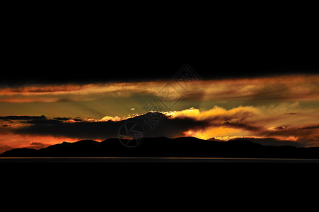 金光四射西藏纳木错日落的火烧云背景