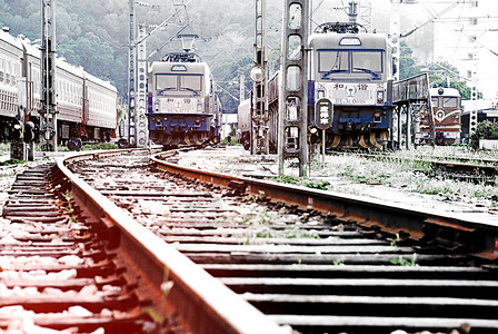 火车站的铁轨和火车头图片