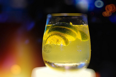 夜幕下酒吧的柠檬酒水背景图片