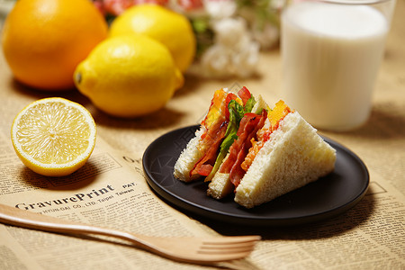 清新餐具水果与三明治美食组合背景