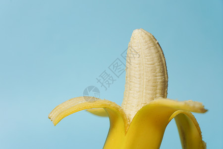剥开的香蕉拨了皮香蕉高清图片