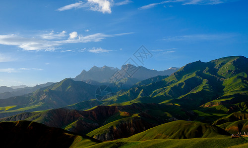 延绵山丘祁连卓尔山雪山背景