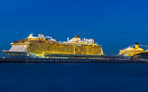 国内游旅行社海上的豪华游轮夜景背景