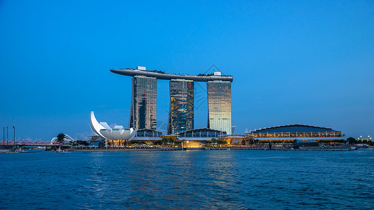 滨海湾金沙蓝天下的新加坡金沙酒店背景