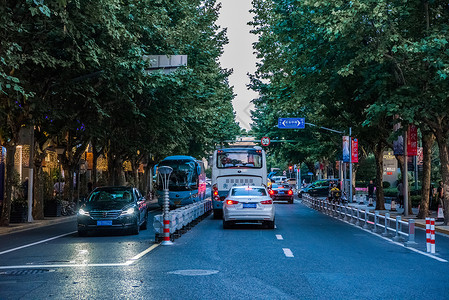 临时车牌延安中路旁晚的街景背景