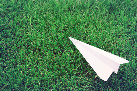 纸飞机的创意图片背景