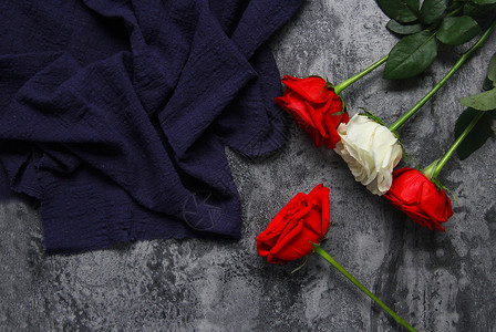 一生爱你七夕情人节红玫瑰白玫瑰暗黑系静物素材背景