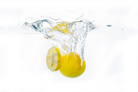 柠檬入水漂浮蔬菜高清图片