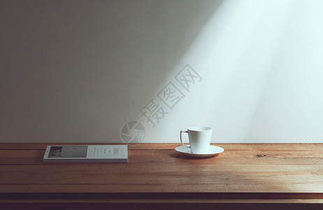 构图素材简单桌上的咖啡杯和杂志背景