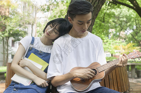 学吉他学校绿荫下男女同学在一起学音乐恋爱背景