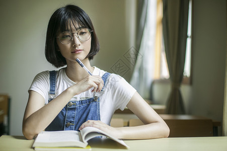 学校教室里女学生认真学习上课图片