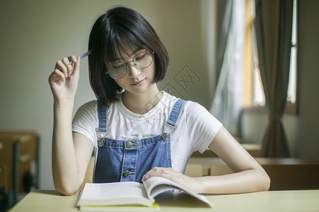 学校教室里女学生在认真学习上课图片