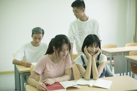 学校教室里同学们在一起学知识背景图片