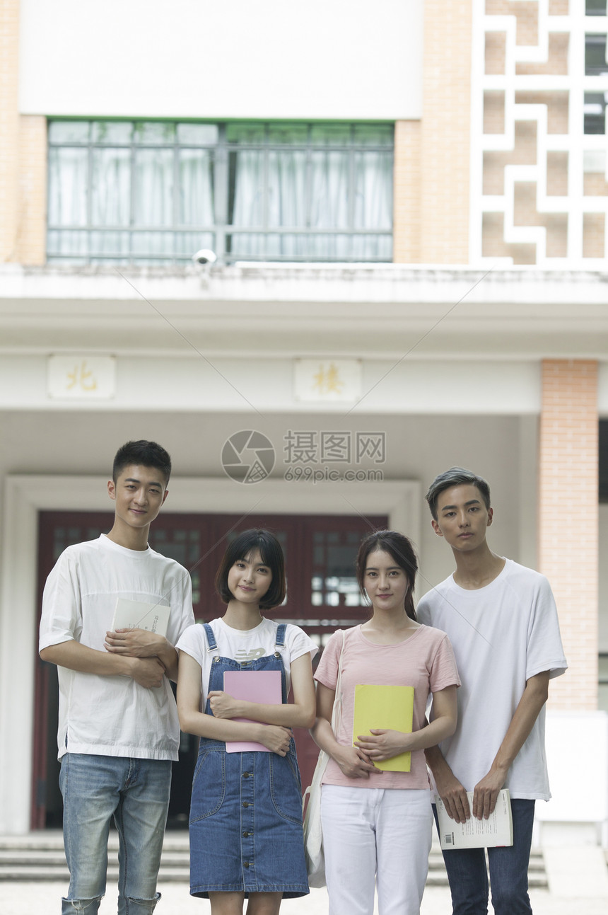 学校教室林荫同学们交流学习友谊图片