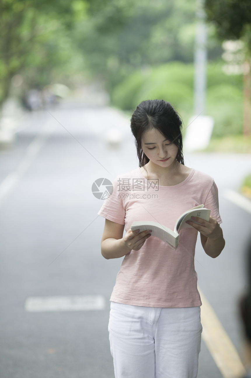 学校林荫路上同学看书学习图片