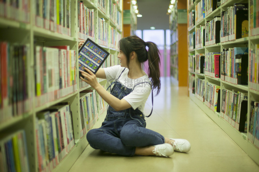 学校图书馆里同学在查阅资料学习恋爱图片