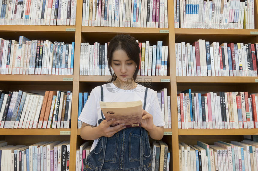 学校里图书馆女同学复习看书图片