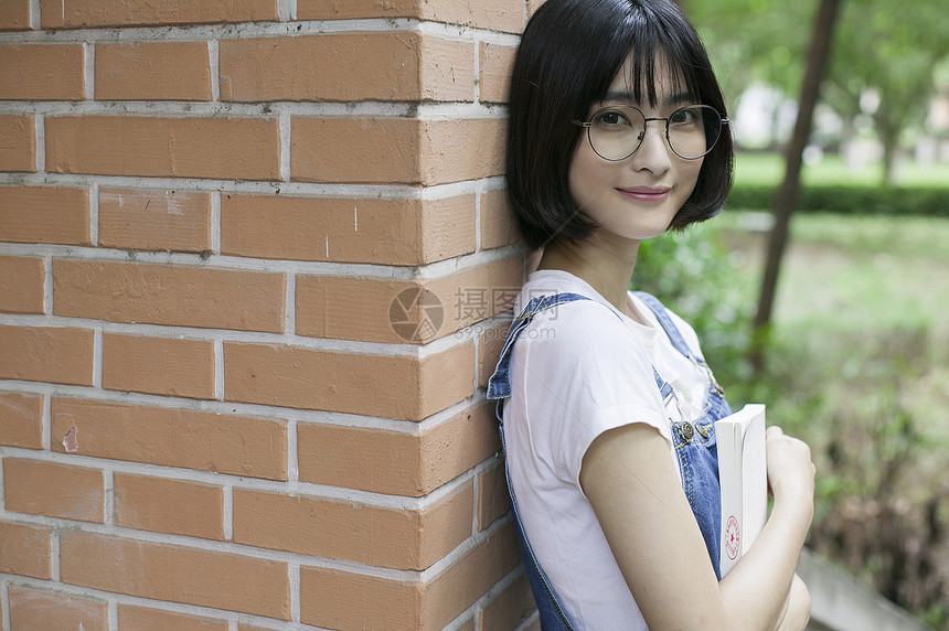 学校里女同学学习看书图片