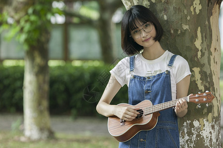 女生弹琴学校里女同学在弹琴背景