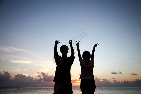 海边情侣在作love的手势图片
