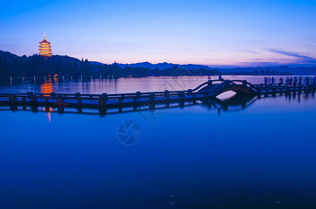 西湖长桥 雷峰塔背景图片