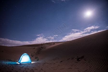 黄色月光沙漠的夜晚背景