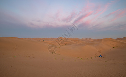 沙漠中露营图片